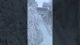 Welcome to Elsa's frozen castle Laojunshan in Henan 🧊#chinatravel #henan #老君山