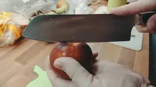 The proper way to slice a peach in 4K UHD