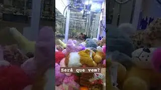 Máquina de pelúcia, ela quer o gatinho cor de rosa