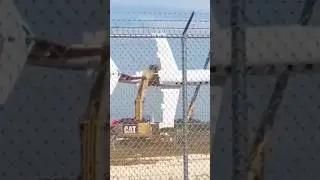 Водитель экскаватора играет в машинки