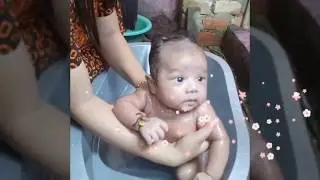 Gemesnya Liat Dedek Bayi Lagi mandi