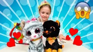 Ева открывает игрушку Royal Pets /// Пуша Мякуша