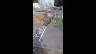 Копаем траншею под кабель  Работа кипит