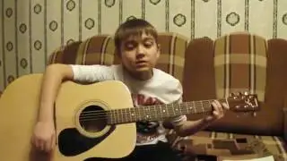 Играет на гитаре и поёт Здравствуй мама