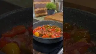 Яєчня з пʼяними томатами. Сезонний рецепт для твого, здорового харчування! #яєчнязпомідорами