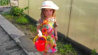 Ярослава в огороде у бабушки, помогает полоть и поливать грядки.