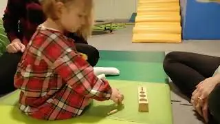 VALČEKY (vyberanie Montessori valčekov a ich vkladanie podľa veľkosti) (DR-07)