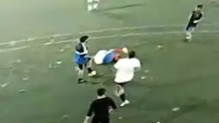 JAIRO recibe una PATADA