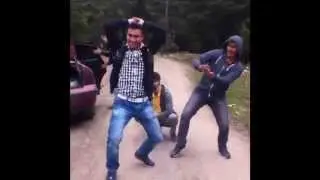 Liseli gencin çılgın dansı