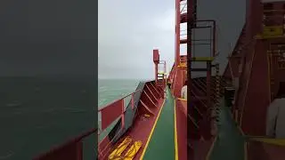 Морское судно на ходу, шум ветра и волнения