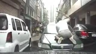 Shock! Rissa violenta in Cina! Panico per turista italiano in macchina!