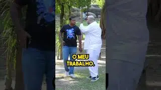 O pai de santo fazendo o trabalho! 😂 