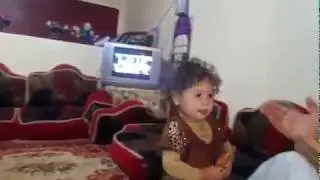 أب يضرب ابنته بكل قسوة فكانت المفاجئة