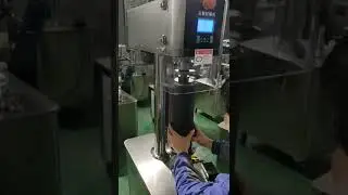 ¿Cómo se sella la tapa inferior del tubo de papel?