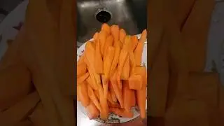 Замораживаю морковь порционно.