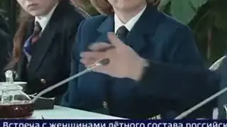 путин настолько испуган в своем бункере, что ему массовку и микрофоны в хромакее рисуют.