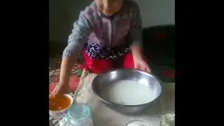 Сын и дочь пекут сладкий пирог