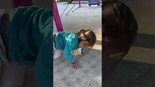 Прятки Алина играет в прятки