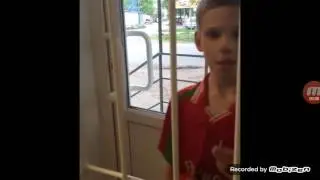 Мальчик хотел обменять спичку на денги