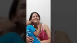 Mãe e filho - filho beijando a mamãe