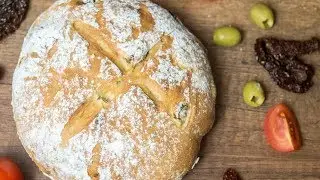 Хлеб с оливками и вялеными томатами
