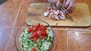Салат на праздничный стол.Мидии,копченая куриная грудка,сухарики,овощи...