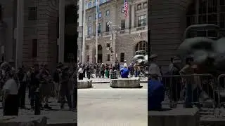 👀😎 People watching during your lunch break Charging Bull on Wall Street 👀😎 #newyorkcity #shorts
