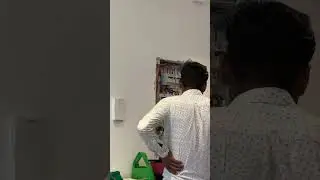 Ремонтники в Дубае, в новой квартире не работали розетки, пришли чинить сняли щиток