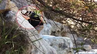 Hombre toma una fotografía y Lo que descubre es Impactante