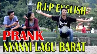 NYANYI LAGU BARAT TAPI BAHASA INGGRISNYA KACAU BIKIN NGAKAK - Prank Indonesia