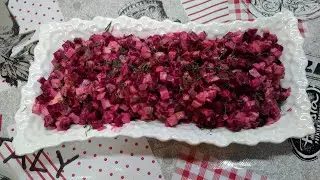 Свекольный салат с маринованными огурцами .