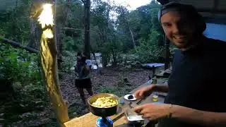 Orang Putih memasak sayur di hutan