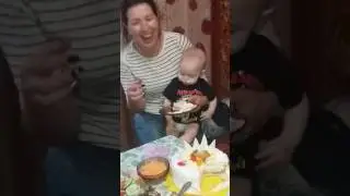 Смешные малыши. Двойняшки впервые пробуют торт