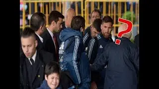 Messi se comove com choro de pequeno fã em Montevidéu e autografa camisa do menino