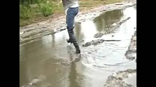 Девушка в ботфортах в луже