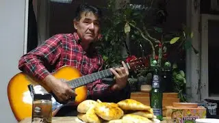 Чекка бир кишлокнинг чекка уйида, Сунбул сочларини тараб урган киз!