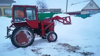 Т-25 пробует толкать снег