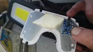 Двойное питание на переносной светодиодный фонарь Люксель SLW-08C от солнечных панелей и micro USB