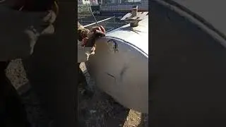 Вырезаем плазморезом отверстие под сливной кран. Ремонт поливной бочки в деревне