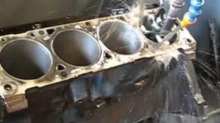 Engine rebuild - cylinder honing a V8 engine