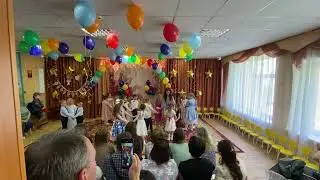 Кристина играет роль контролера на выпускном 2022 в детском саду