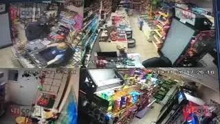 Неадекватный мужчина с камнем в руках напал на кассира магазина