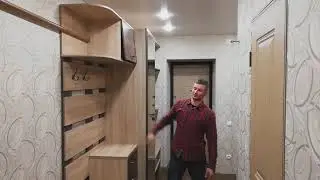 Обзор прихожей с большим зеркалом, авторской обувницей и встроенным шкафом купе.
