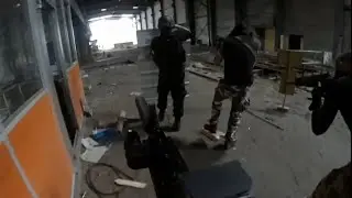 AIRSOFT - BOUCLIER DANS UN HANGAR