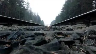 Поезд (вид снизу). Тепловоз 2ТЭ10М и грузовой состав.