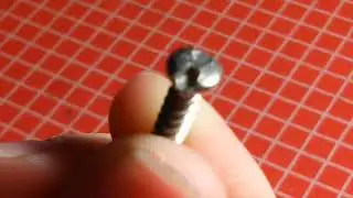 Откручиваем сервисный винт.