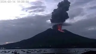 В Японии началось извержение вулкана A volcano erupts in Japan  #Новости