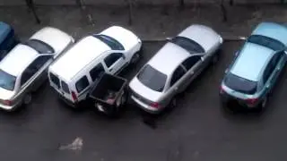 Утренний шок.Мусорный бак разбил два автомобиля.