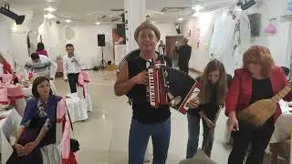 Вспонили лабухи сю пісню а мо шо надихнуло тай залабали:»0й як то файно…»
