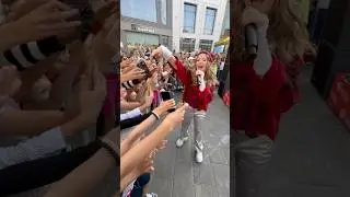 Милана Филимонова раздает сердечки во время выступления на ​⁠@MoscowSun